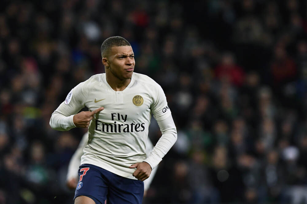 将自家房划入拆迁范围、为亲友走后门增加房产面积，国企董事长以拆谋私获刑17年